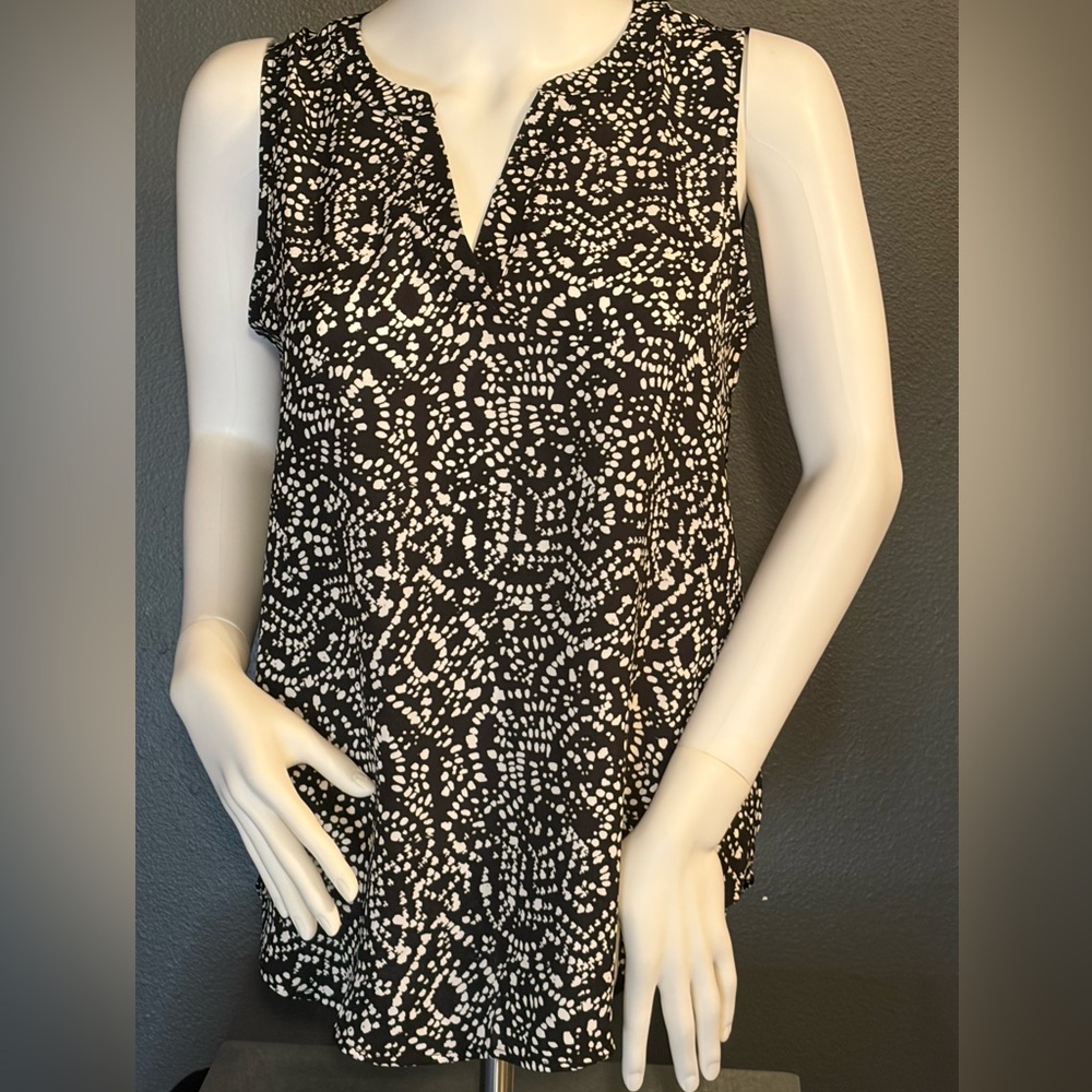 Maurices Black and White Sleeveless Blouse Sz Medium